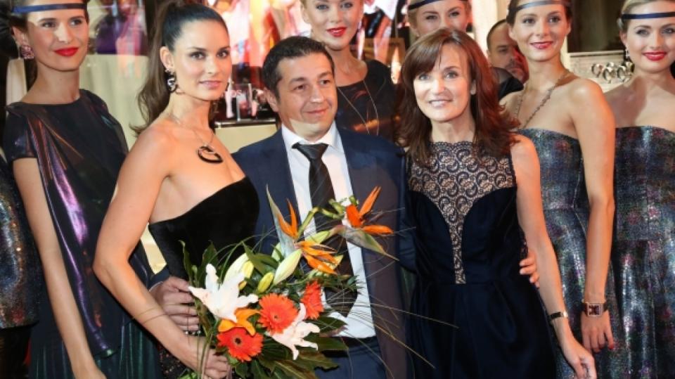 Beata Rajská (vepředu vpravo) přesvědčila Miss ČR 1997 Terezii Dobrovolnou (vlevo), aby opět vyšla na módní molo